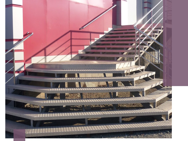 Лестницы для магазина в Искитиме — изготовление и монтаж