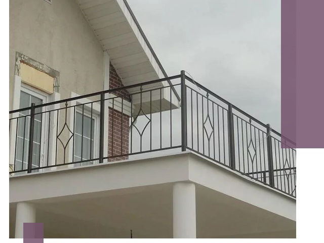 Изготовление балконных ограждений в Искитиме из металла и стекла